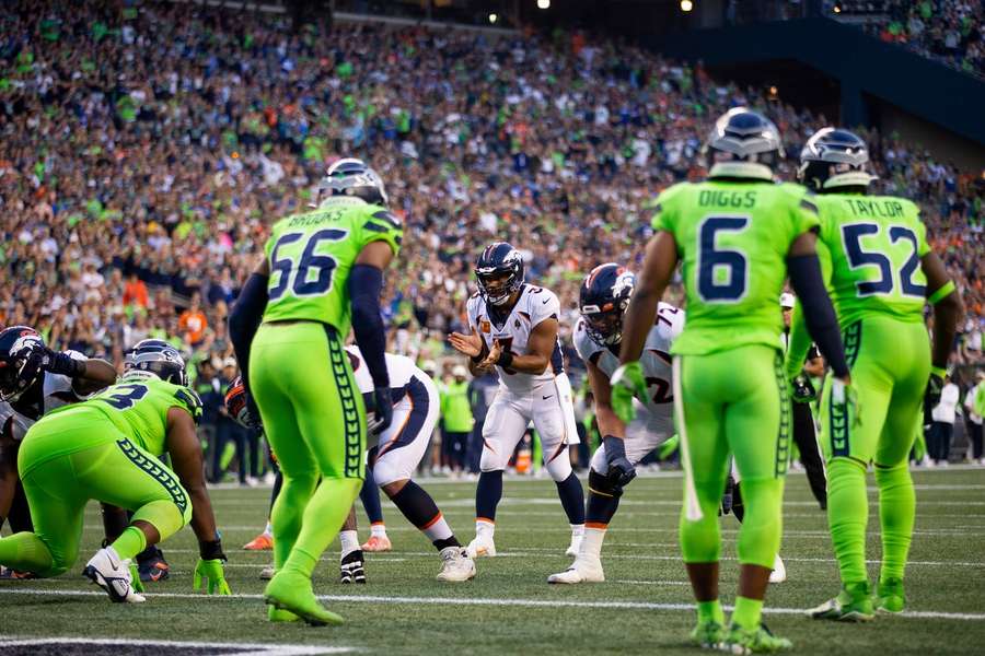 Russell Wilson estreou pelo Denver Broncos contra os Seahawks em Seattle
