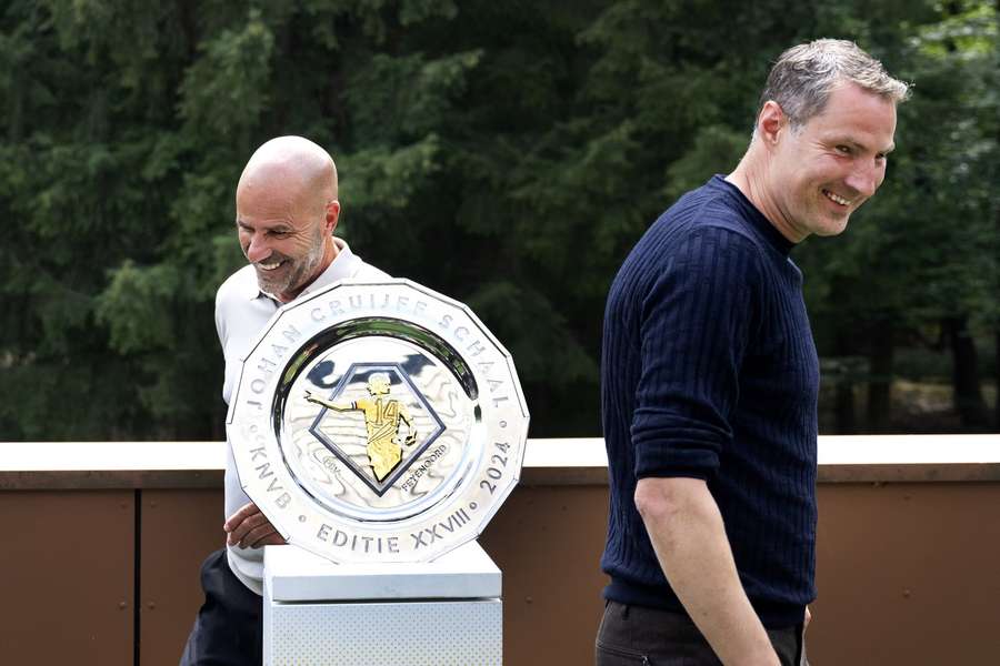 Peter Bosz (L) en Brian Priske met de Johan Cruijff Schaal