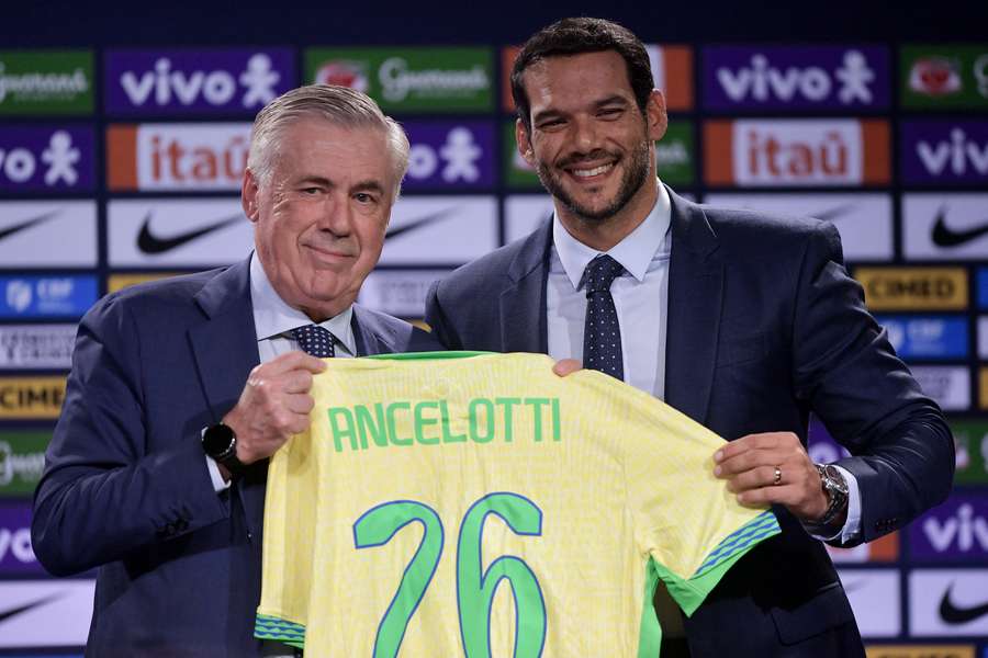 Ancelotti recebe camisa da Seleção Brasileira das mãos de Samir Xaud, novo presidente da CBF