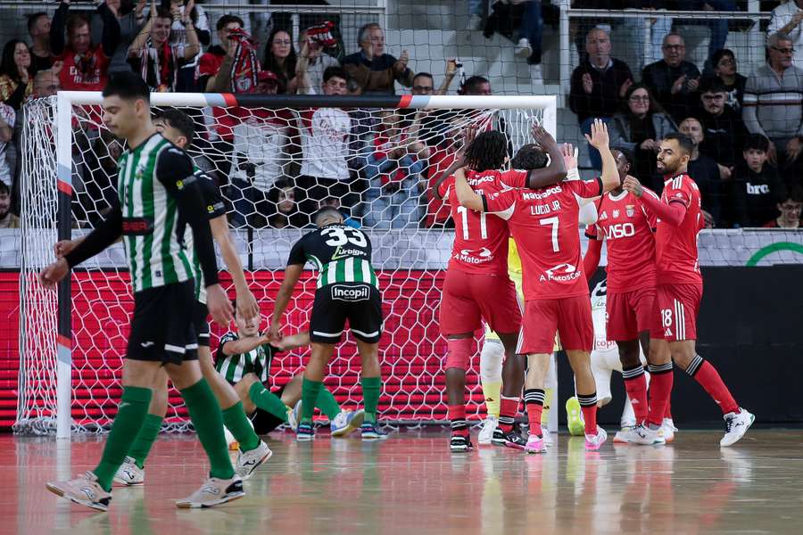 A festa dos jogadores do Benfica diante do Eléctrico