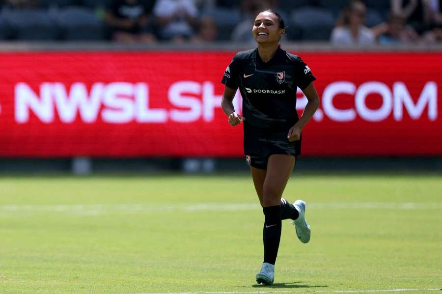 Alyssa Thompson se une al fútbol europeo
