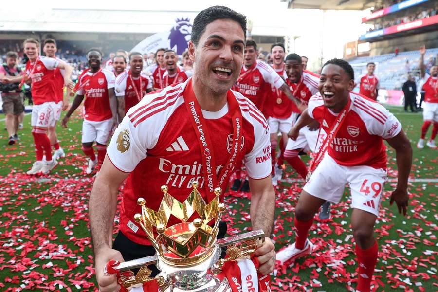 Mikel Arteta hat einen neuen Vertrag bei Arsenal unterschrieben Mikel Arteta hat einen neuen Vertrag bei Arsenal unterschrieben