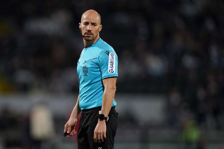 O árbitro, Anzhony Rodrigues, reage durante o encontro