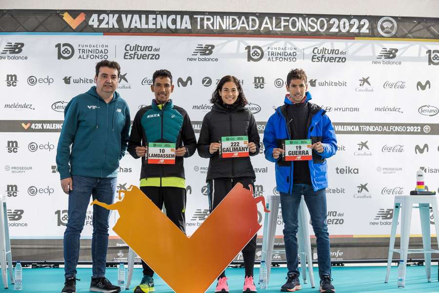 Lamdassem, Galimany y Javi Guerra con sus dorsales de Maratón Valencia.