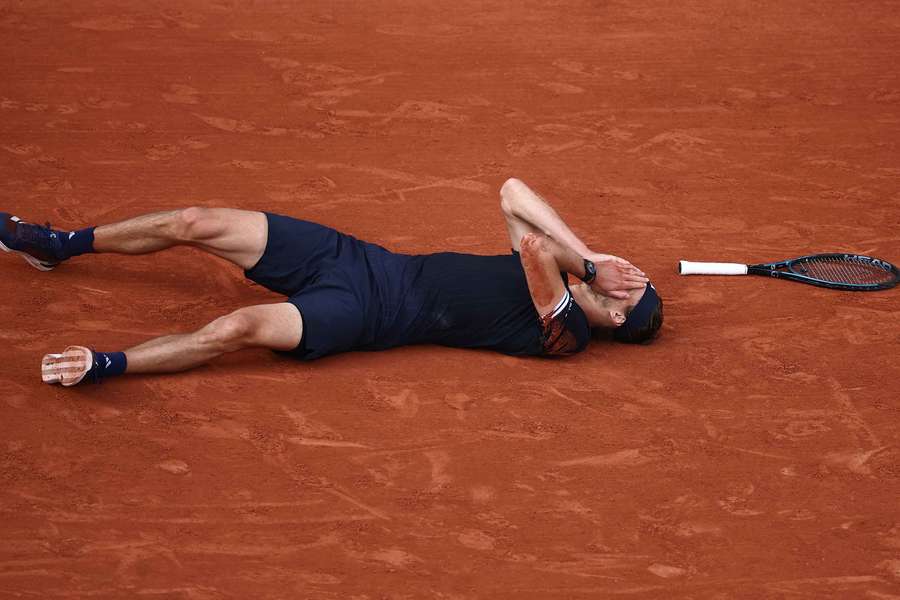 Alexander Zverev cae al suelo de alegría Alexander Zverev cae al suelo de alegría