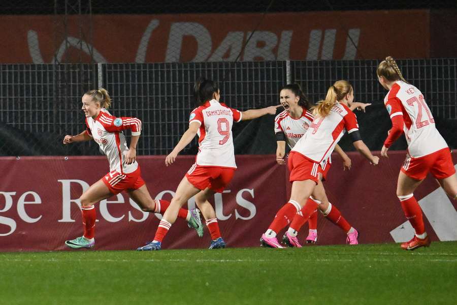 Die Bayern-Frauen feiern den Ausgleich im Auswärtsspiel bei der AS Rom.