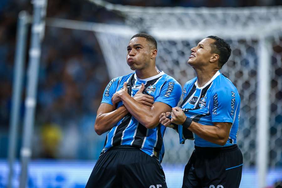 Carlos Vinícius fechou o placar em Grêmio 3x0 Internacional