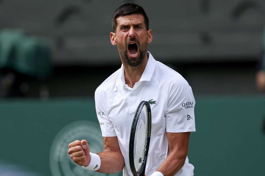 Novak Djokovič vydřel postup do čtvrtfinále.