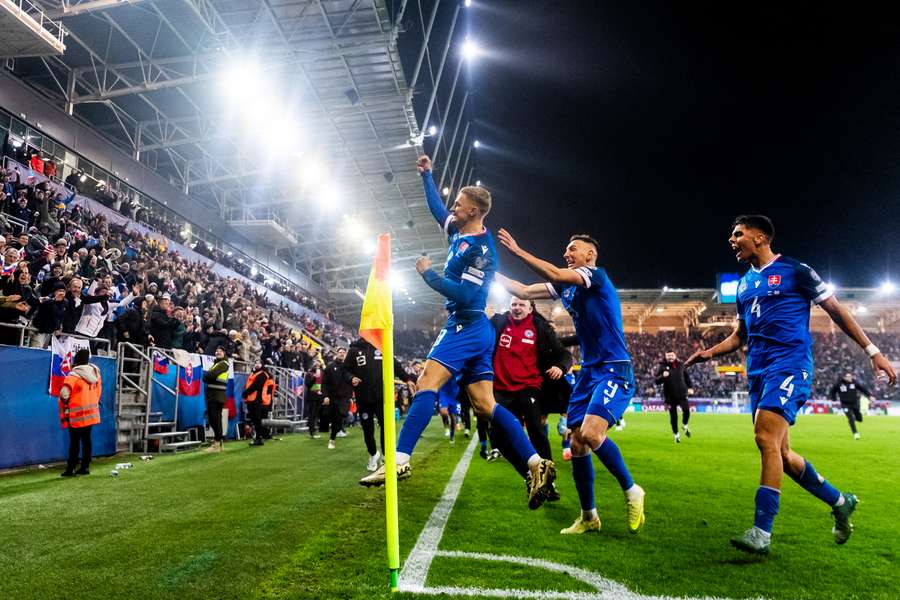 Tomas Bobcek (C) świętuje zdobycie pierwszej bramki dla reprezentacji Słowacji w meczu z Irlandią Północną, 14 listopada 2025 r. w Koszycach. Tomas Bobcek (C) świętuje zdobycie pierwszej bramki dla reprezentacji Słowacji w meczu z Irlandią Północną, 14 listopada 2025 r. w Koszycach.