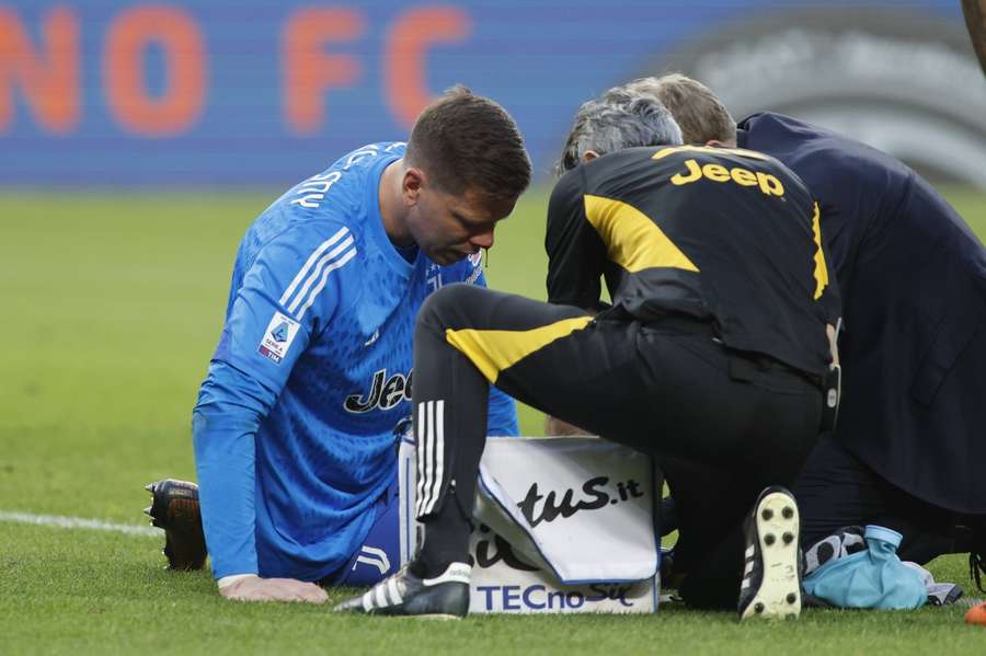 Wojciech Szczesny wordt behandeld op het veld
