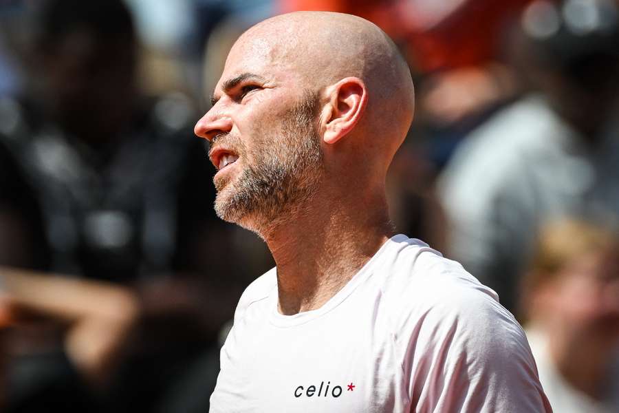 Adrian Mannarino foi eliminado por Medvedev