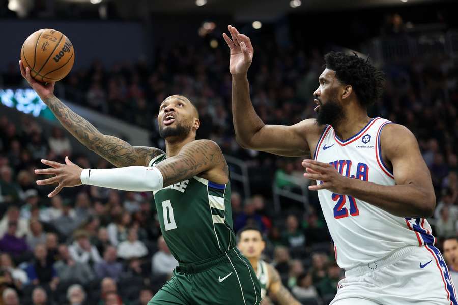 Lillard supera a Embiid en el Bucks-Sixers