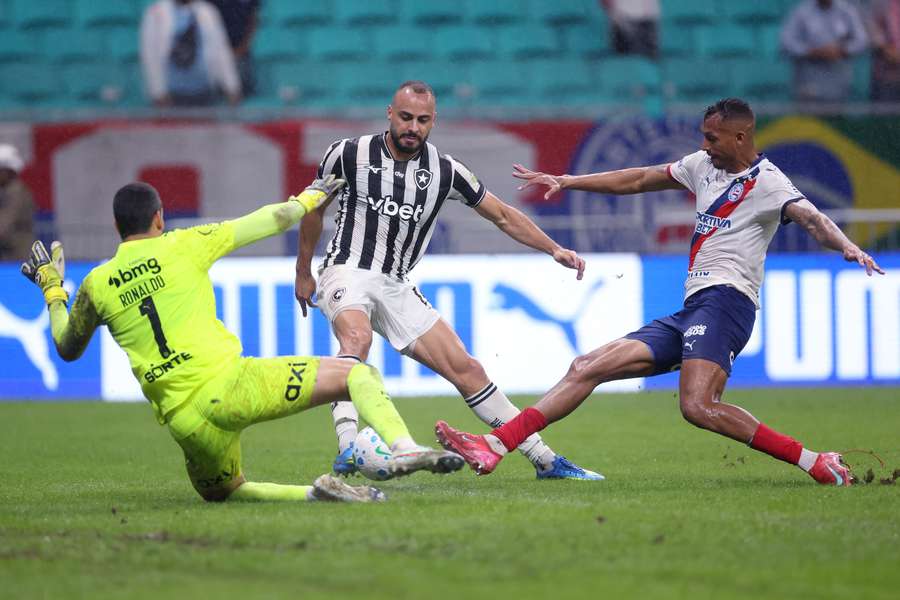 Botafogo teve chances, mesmo com um jogador a menos Botafogo teve chances, mesmo com um jogador a menos