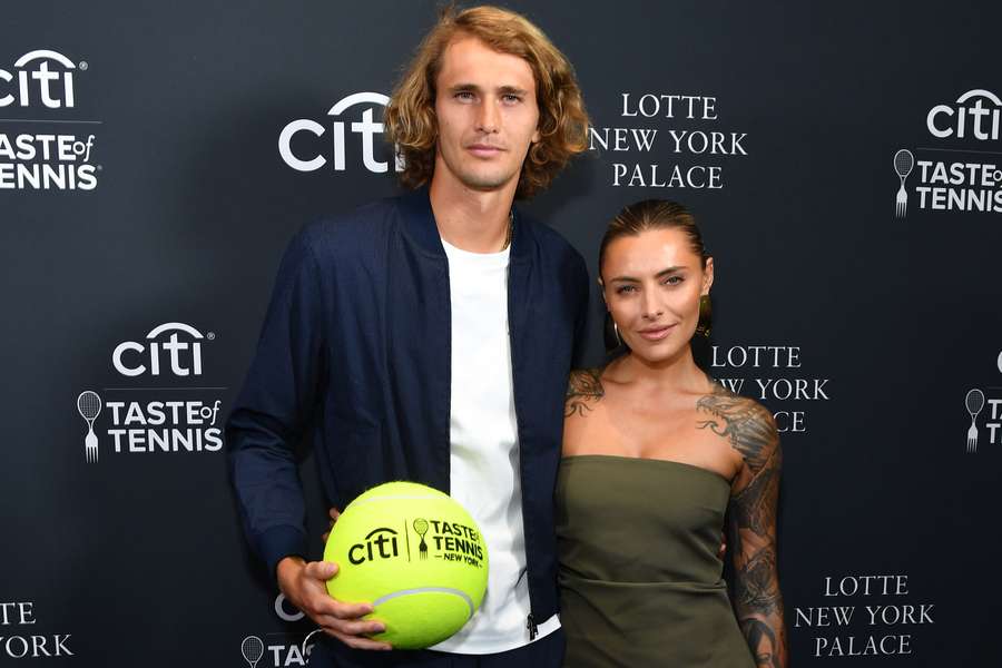 Alexander Zverev (l.) bei einer Gala in New York, zusammen mit seiner Freundin Sophia Thomalla (r.).