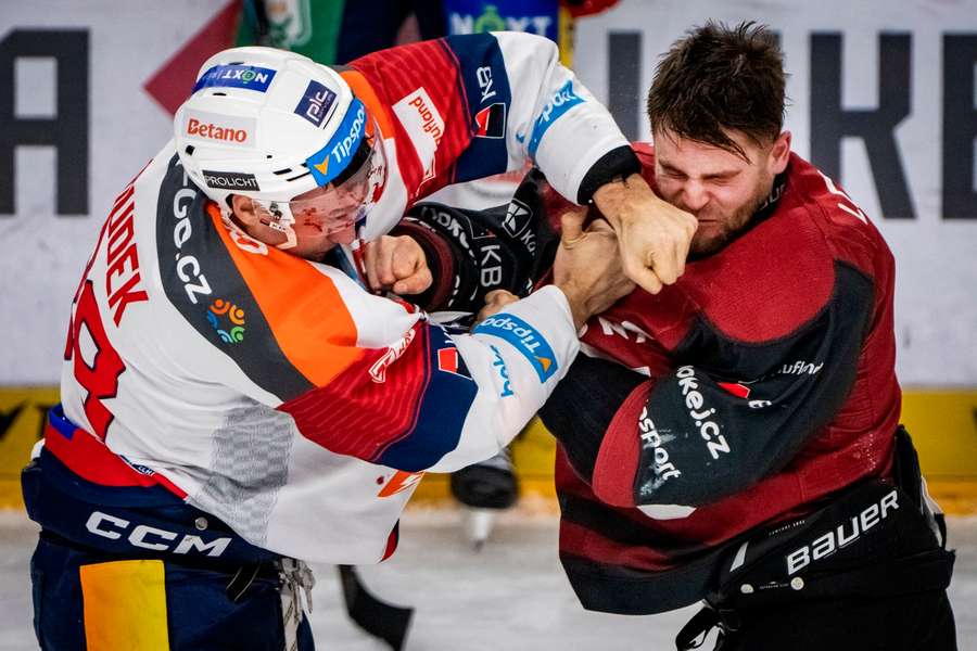 Aaron Irving (vpravo) se pere s pardubickým Michalem Houdkem.