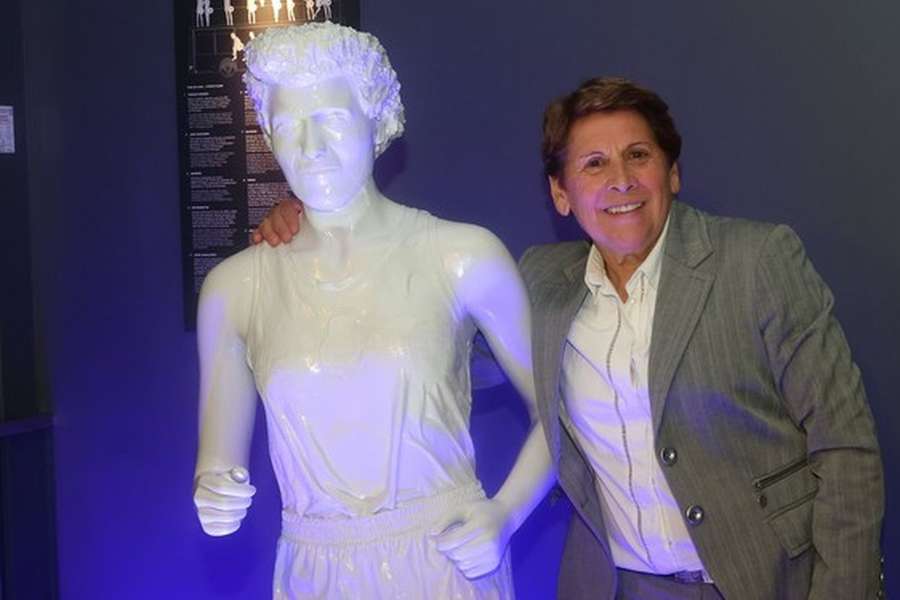 Aurora Cunha com a estátua em sua homenagem no Museu do FC Porto Aurora Cunha com a estátua em sua homenagem no Museu do FC Porto