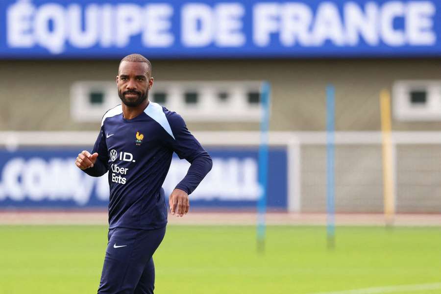 Lacazette er en af de tre over 23 år i truppen