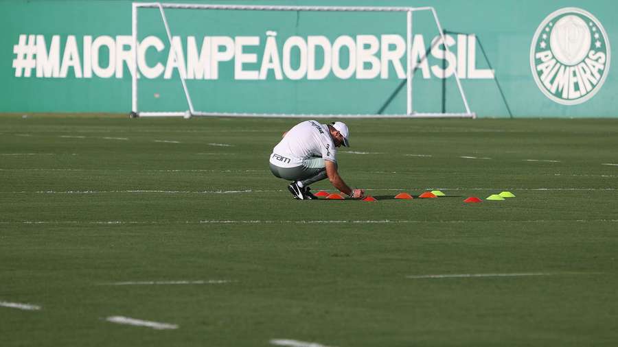 Abel trabalhando na Academia de Futebol