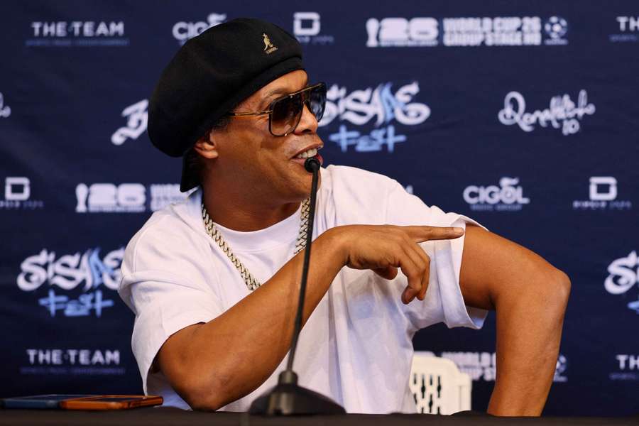 Ronaldinho podpísal zmluvu. Ronaldinho podpísal zmluvu.