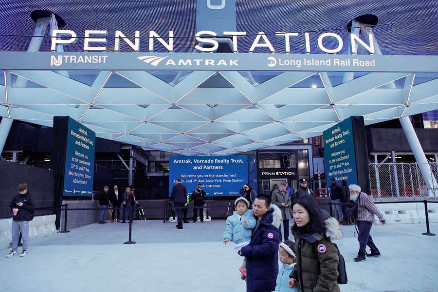 Uma das entradas da Penn Station em Nova York Uma das entradas da Penn Station em Nova York