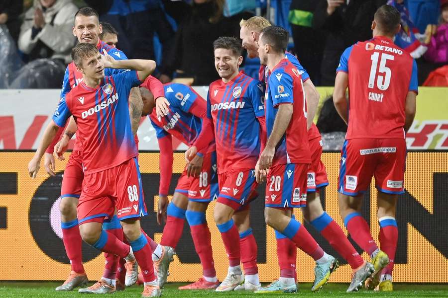 Plzeň – Slavia 3:0. Viktoria novým ligovým lídrem, hosté většinu utkání v deseti