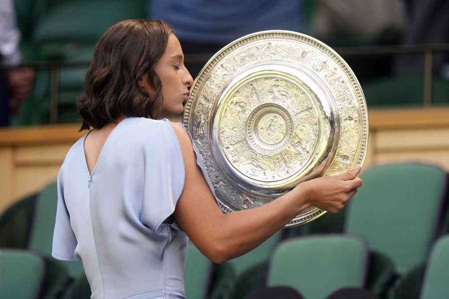 Iga Šwiateková s wimbledonskou trofejí.