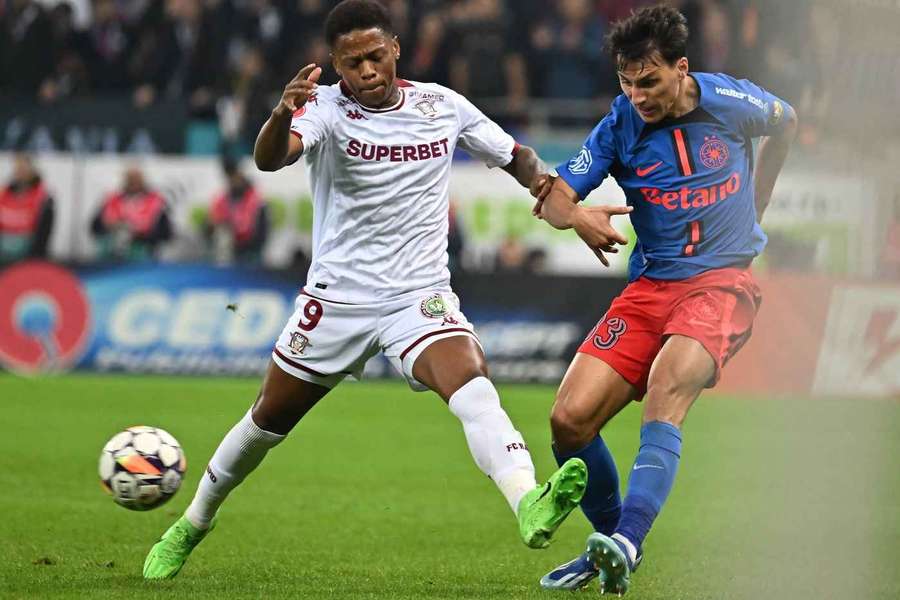 Clinton N’Jie (stânga) nu a luat parte la cantonamentul din Dubai