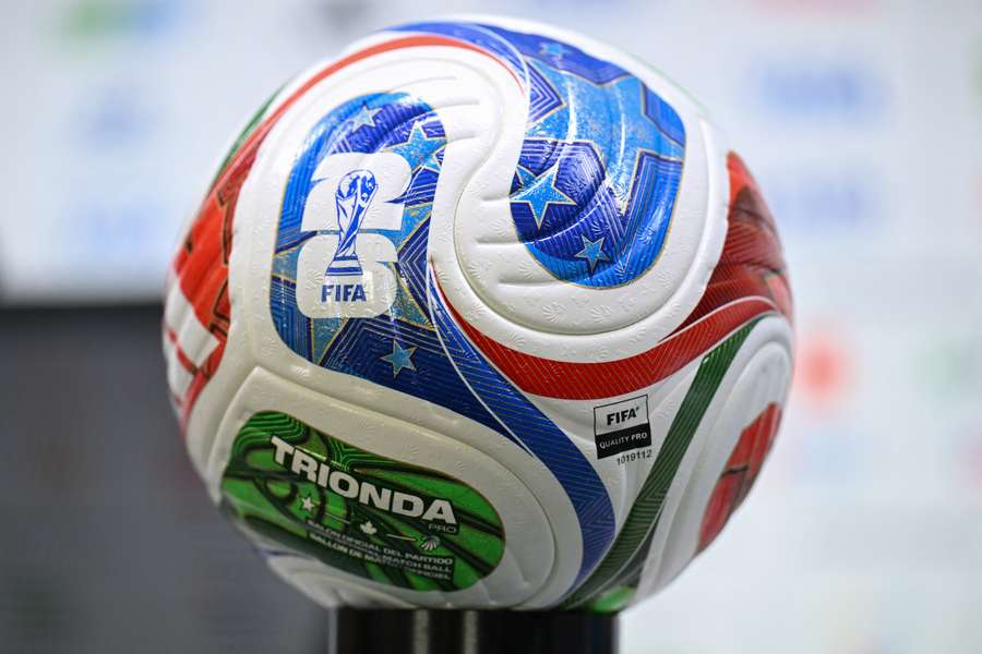 Mingea Adidas Trionda pentru Cupa Mondială, prezentată la o conferință de presă Mingea Adidas Trionda pentru Cupa Mondială, prezentată la o conferință de presă