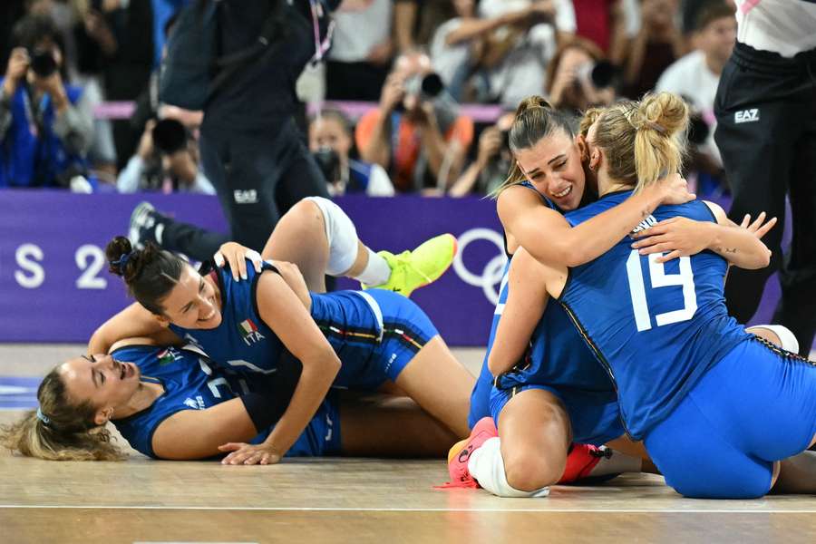 De Italiaanse volleybalsters zijn na afloop in Parijs door het dolle heen