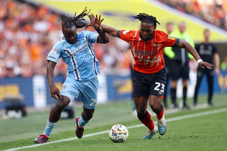 Fankaty Dabo, do Coventry City, em ação com Fred Onyedinma, do Luton Town