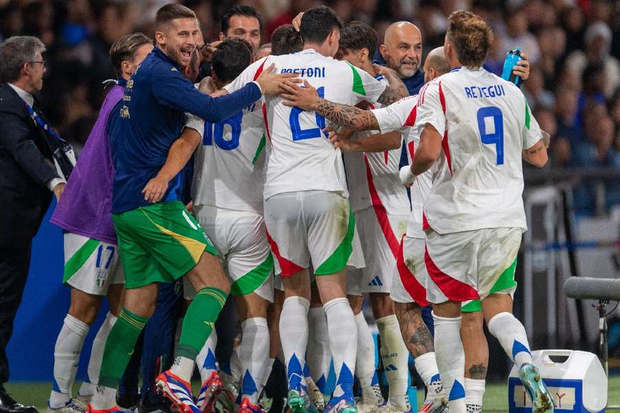 Seleção italiana chega com moral após derrotar a França em Paris 