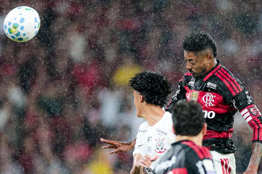 Bruno Henrique ganhou pelo alto para marcar o gol da vitória