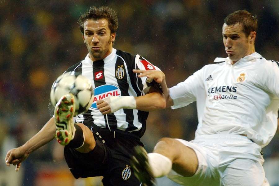 Alessandro Del Piero (stânga - Juventus), într-un duel cu Ivan Helguera (Real Madrid), în semifinalele Champions League din 2003