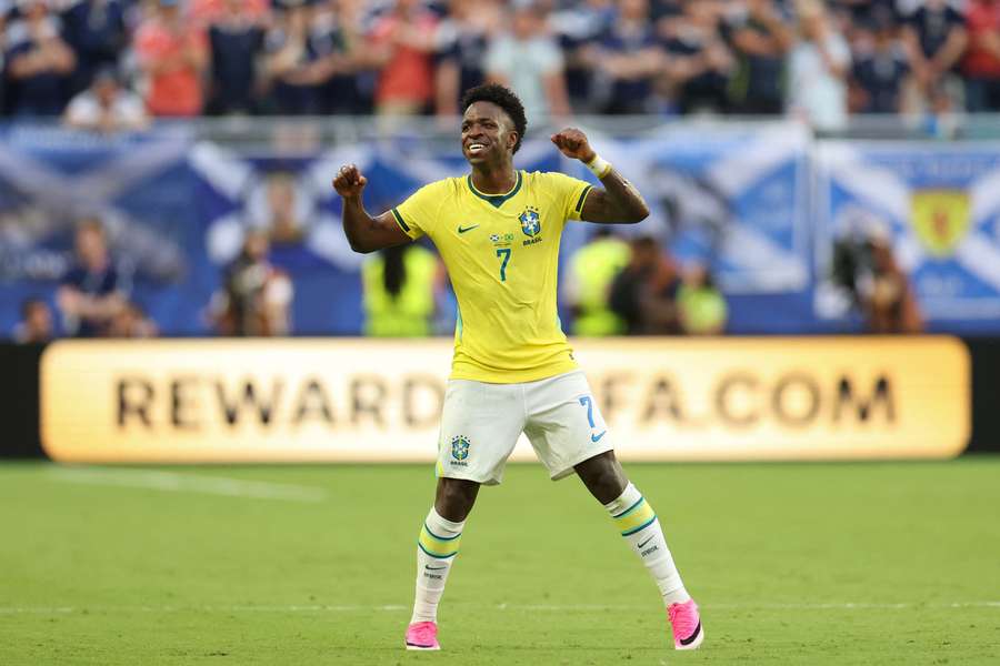 Vinícius Júnior célèbre son deuxième but lors du match de phase de groupes de la Coupe du monde 2026 entre le Brésil et l’Écosse, disputé au Hard Rock Stadium de Miami Gardens le 24 juin 2026.