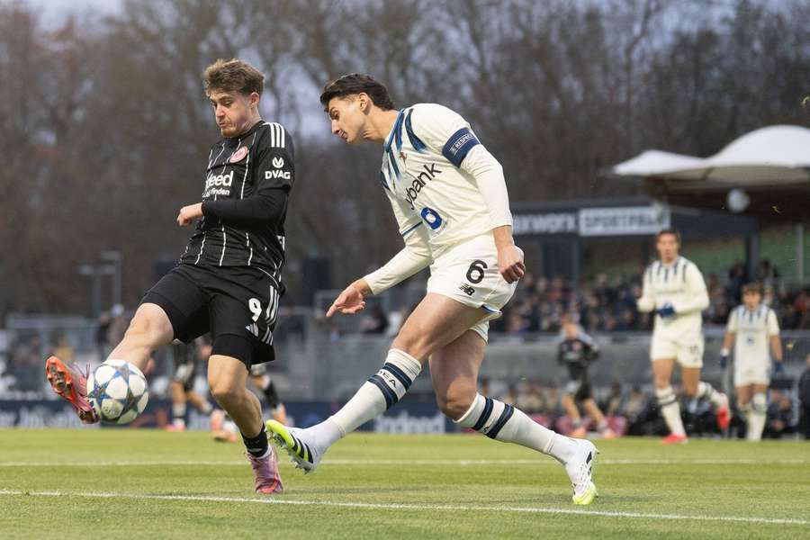 Prestižní přestup pro Slavii? Prý krouží spolu s Marseille kolem mladého stopera Atalanty Prestižní přestup pro Slavii? Prý krouží spolu s Marseille kolem mladého stopera Atalanty