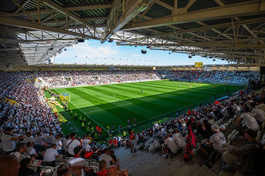 Pohľad na Košickú futbalovú arénu zo sektora Trnavčanov.