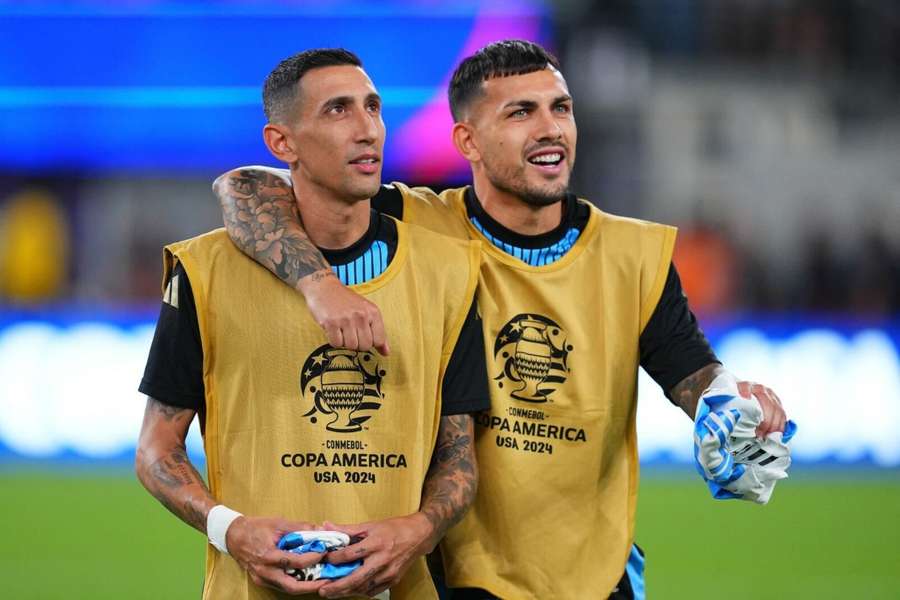 Di María y Paredes con Argentina