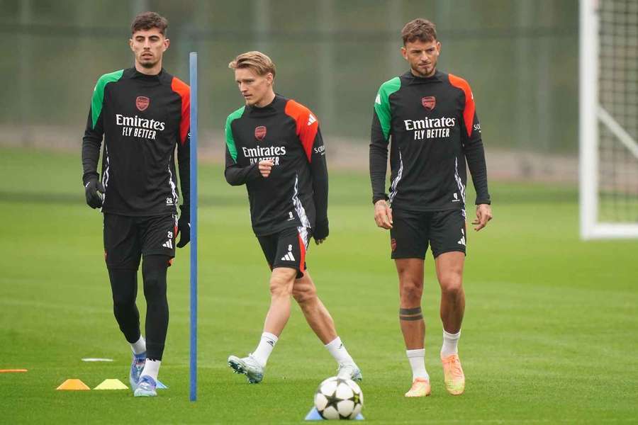 Kai Havertz, Martin Odegaard y Ben White, del Arsenal, durante una sesión de entrenamiento.