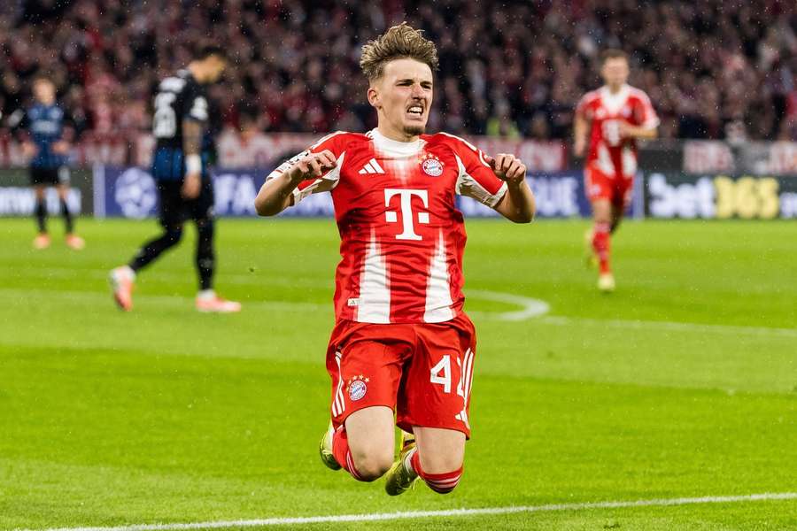 Karl jubelt über sein Zaubertor Karl jubelt über sein Zaubertor