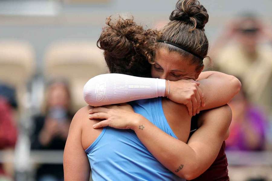 Sara Errani und Jasmine Paolini feiern ihren gemeinsamen Erfolg.