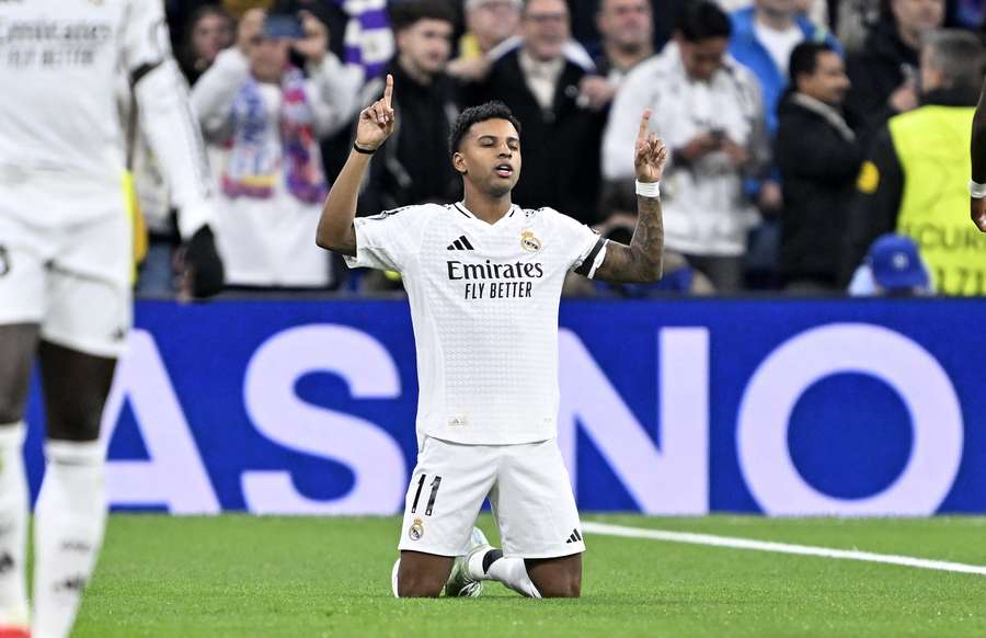 Rodrygo agradece aos céus depois de belo gol Rodrygo agradece aos céus depois de belo gol