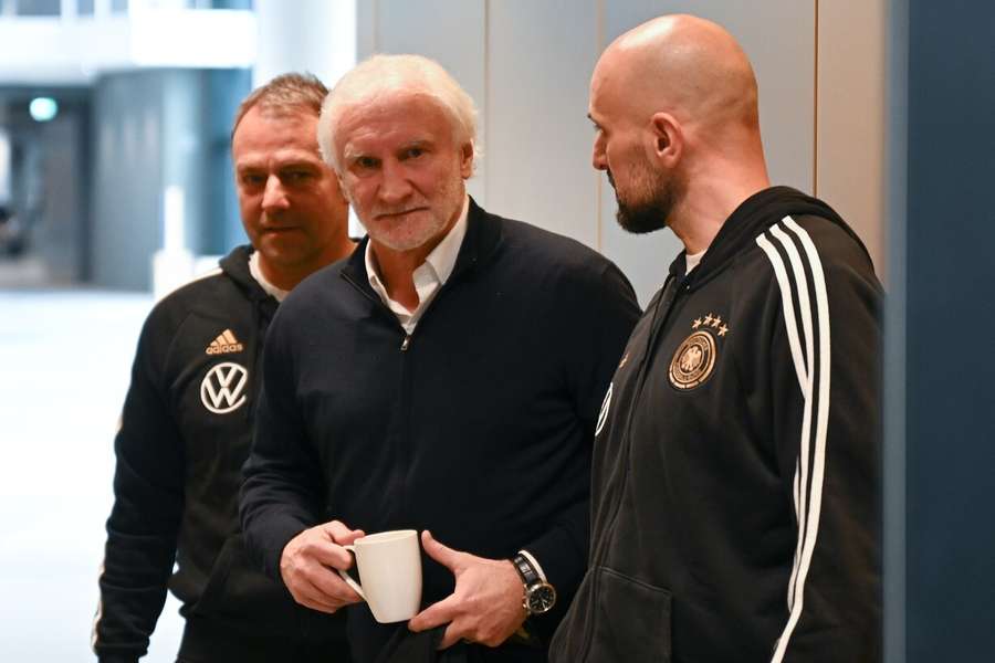 Von links nach rechts: Hansi Flick, Rudi Völler, U21-Trainer Di Salvo