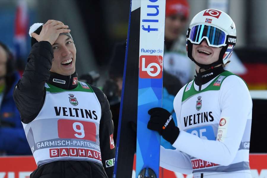 Marius Lindvik (r.) und Johann Andre Forfang müssen eine dreimonatige Sperre absitzen.