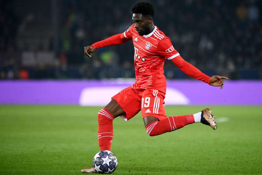 Davies em ação na vitória do Bayern em Paris