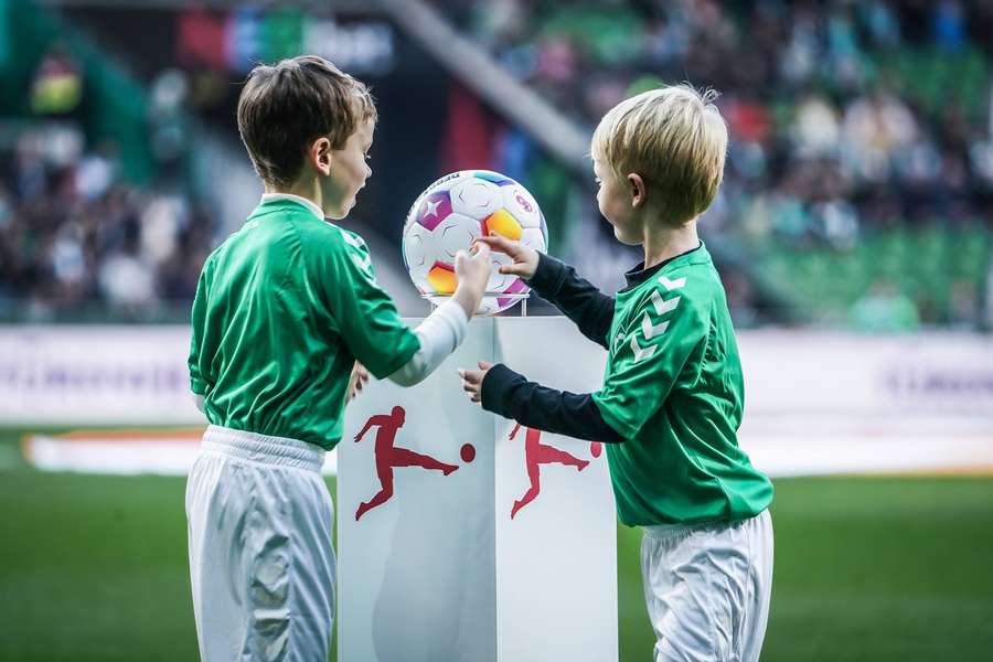 Os jogadores de futebol devem colocar as bolas em cones no futuro