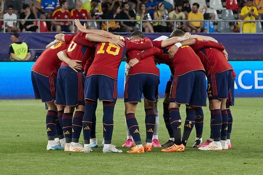Hiszpańscy piłkarze trzymają się razem