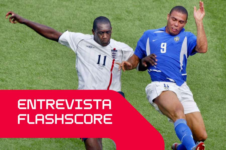 Emile Heskey e Ronaldo durante os quartos de final do Mundial de 2002 entre Inglaterra e Brasil