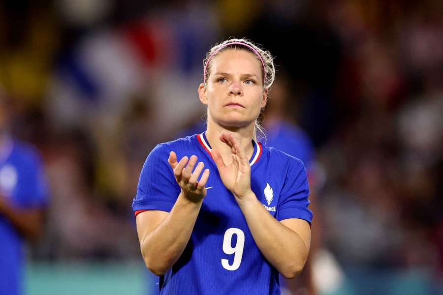 Eugénie Le Sommer saluant les supporters après l'élimination des Bleues en quarts de finale des Jeux Olympiques de Paris 2024.