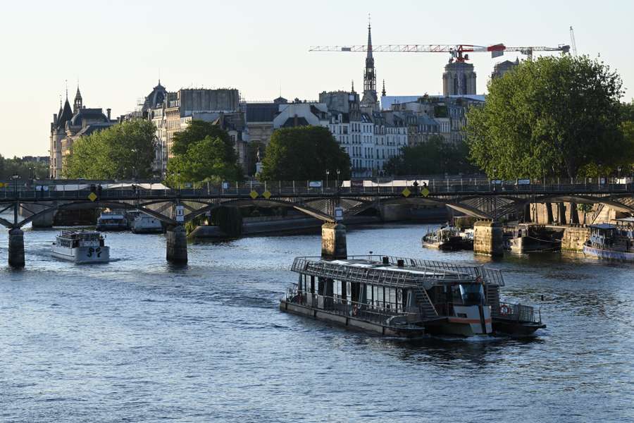 Um dos barcos de ensaio no centro de Paris