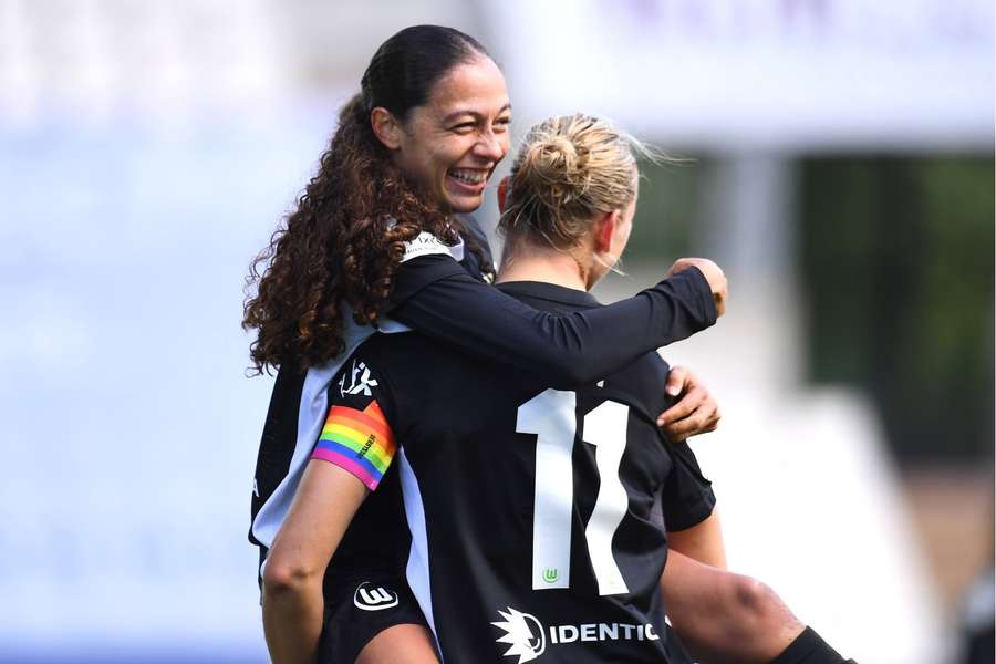 Kessya Bussy und Alex Popp jubeln nach dem 4:0.